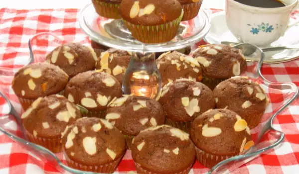 Kakao Muffins mit weißer Schokolade und Mandeln
