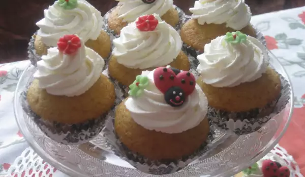 Cupcakes mit Himbeeren und Schoko-Vanille Glasur