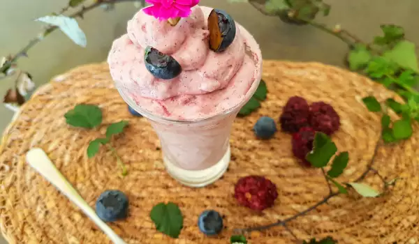 Vanille Mousse mit Waldbeeren