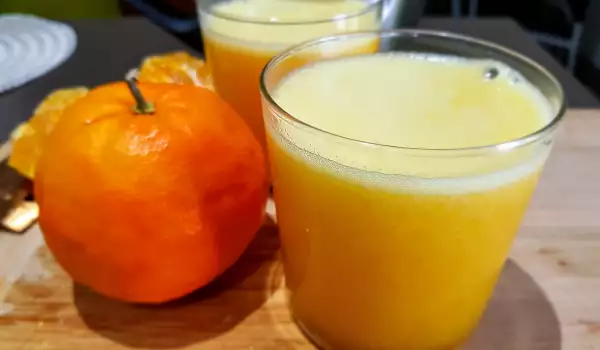 Natürlicher Saft von Mandarinen und Orangen