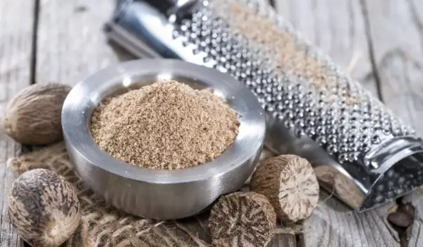Geriebene Muskatnuss