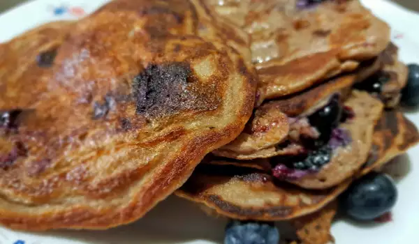 Fluffige Haferpfannkuchen mit Heidelbeeren