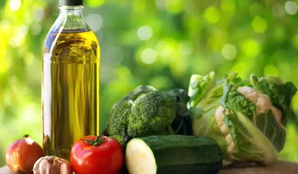 Olivenöl und Gemüse