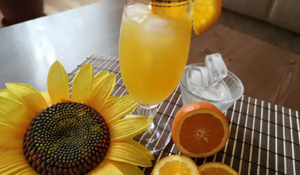 Orangencocktail mit Weißwein und Sekt