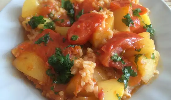 Reis mit Kartoffeln und Tomaten im Ofen