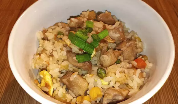 Chinesischer Reis mit Hähnchenfleisch