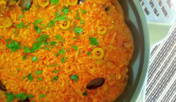 Reis mit Lauch, Tomaten und Oliven in der Backform