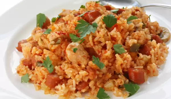 Hähnchen mit Reis und Tomaten im Ofen