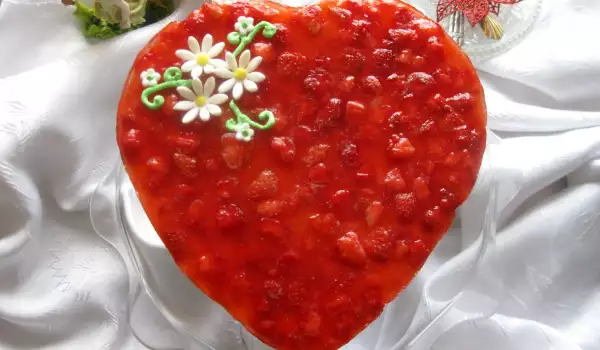 Reistorte mit Erdbeeren und Rosensirup