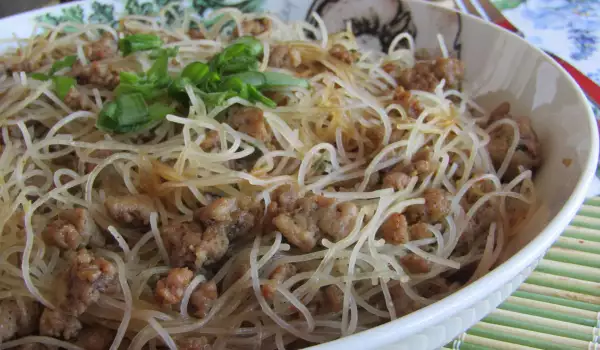 Gebratene Reis-Spaghetti mit Schweinehackfleisch