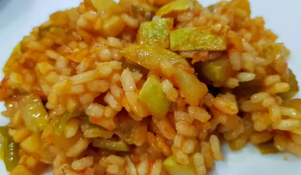 Reis mit Zucchini und Tomaten in der Pfanne