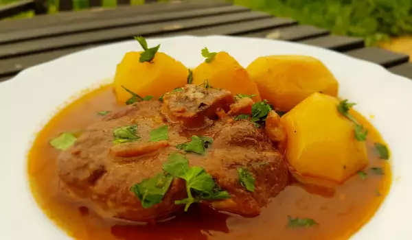 Ossobuco vom Schwein mit frischen Kartoffeln