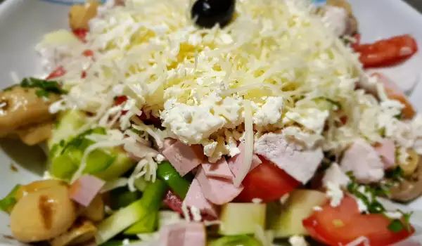 Ovcharska Salat mit Hähnchen