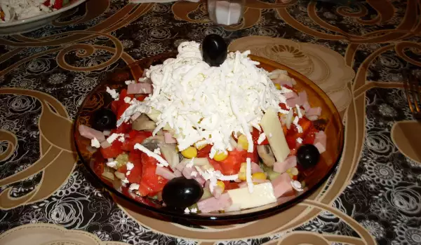 Klassischer Ovcharska Salat (Hirtensalat)