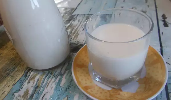 Hausgemachte frische Haferflockenmilch