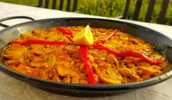 Paella mit Reis und Pilzen