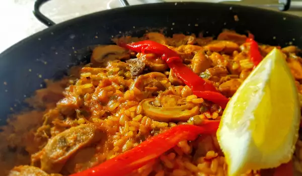 Paella mit Reis und Pilzen