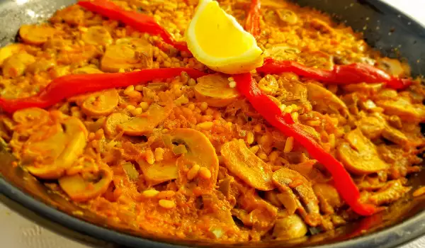 Paella mit Reis und Pilzen