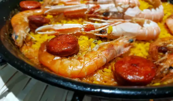 Paella mit Garnelen und Chorizo