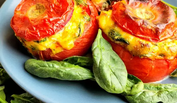 Gefüllte Tomaten mit Eier und Spinat