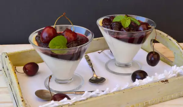 Panna Cotta mit Kirschsalsa