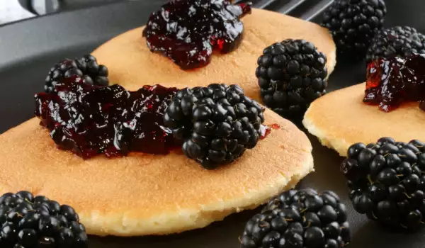 Brombeeren und Pfannkuchen