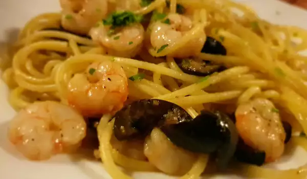 Gebratene Spaghetti mit Garnelen und Oliven