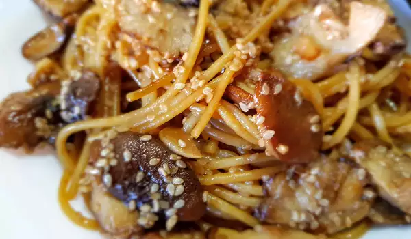 Gebratene Spaghetti mit Pilzen und Sesamsamen