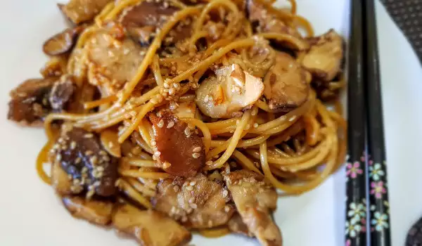 Gebratene Spaghetti mit Pilzen und Sesamsamen