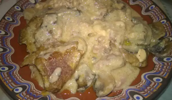 Schweinesteaks mit Pilzen und Schmelzkäse