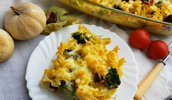 Pasta mit Brokkoli und getrockneten Tomaten im Ofen