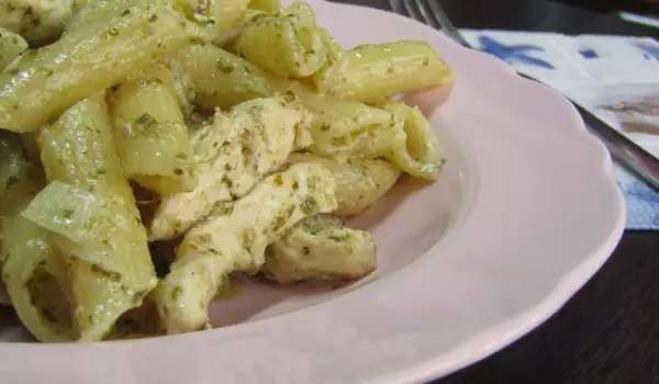 Pasta mit Pesto und Hähnchenfleisch