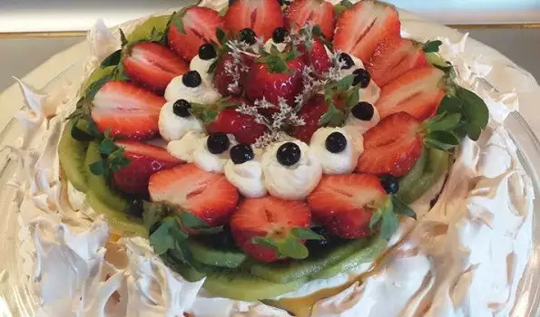 Pavlova Torte mit Orangencreme und Erdbeeren