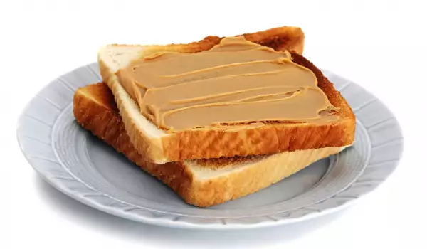 Brot mit Erdnussbutter