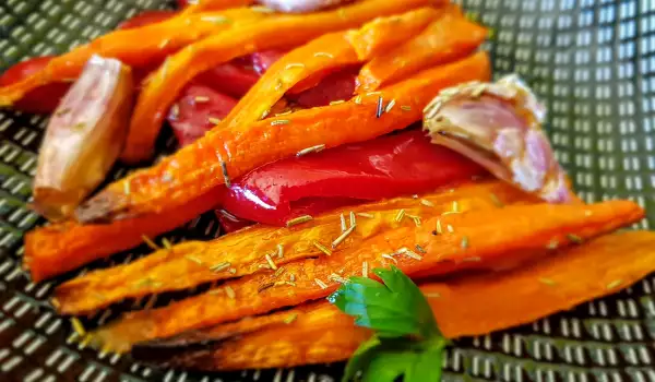 Geröstete Paprika mit Karotten und Knoblauch