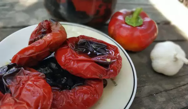 Gebackene Paprika in Gläser konserviert
