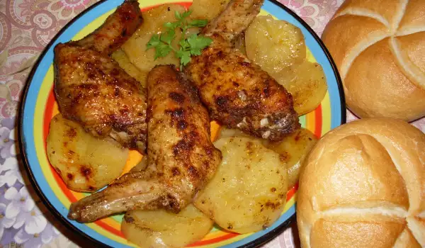 Hähnchenflügel mit Kartoffeln im Ofen