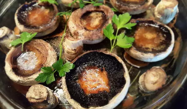 Gebackene Champignons mit Butter im Ofen