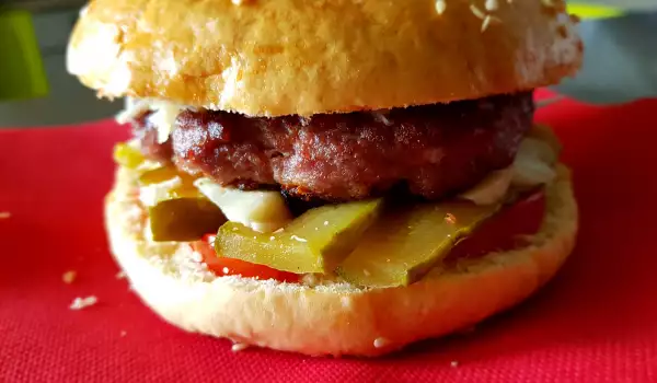 Burger mit hausgemachten Brötchen