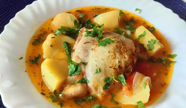 Hühnereintopf mit Zwiebeln und Tomaten im Multicooker