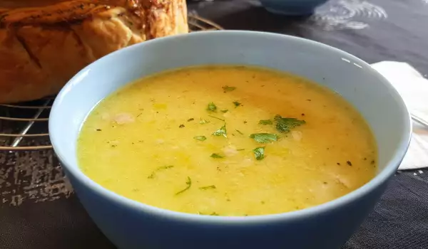 Dickflüssige Hühnersuppe mit Lauch und Pastinaken