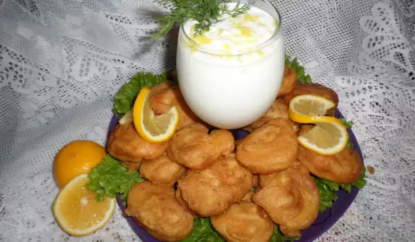 Chicken Nuggets mit fluffiger Zitronenpanade und Joghurt-Knoblauch-Soße