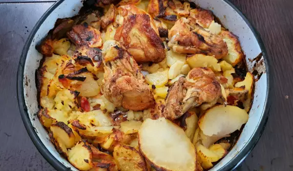 Marinierte Hähnchenflügel mit Kartoffeln im Ofen