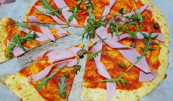 Keto Pizza mit Blumenkohlteig