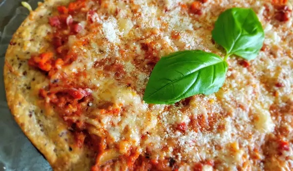 Pizza Bolognese mit Parmesan und Hackfleisch