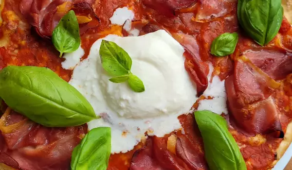 Pizza mit Burrata und Prosciutto