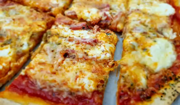 Pizza mit Sahne, Bacon und Käse