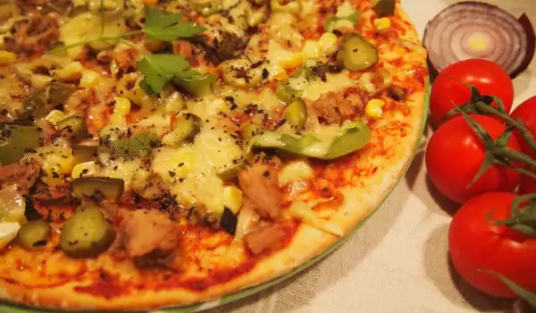 Thunfischpizza mit Oliven und Essiggurken