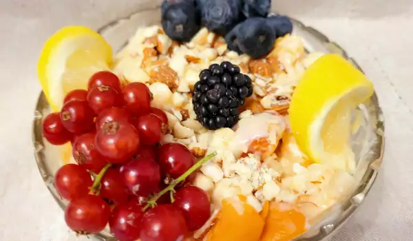 Obstsalat mit Mandeln und Kondensmilch