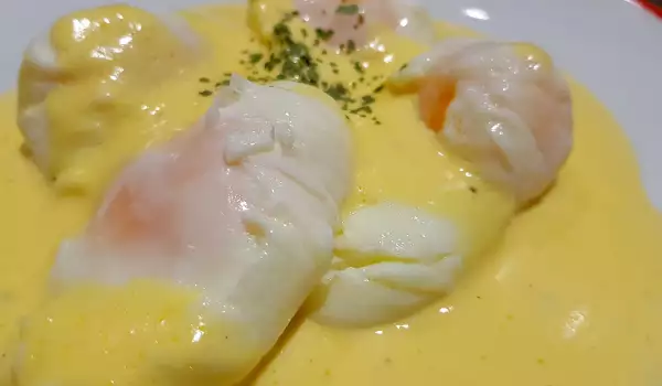 Pochierte Eier mit Sauce Hollandaise